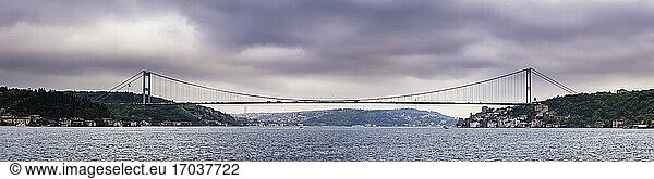 Hängebrücke über die Bosporusstraße  die Istanbul in Europa und Istanbul in Asien verbindet  Türkei