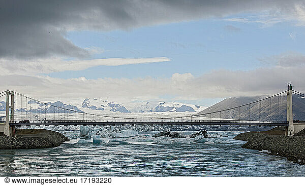 Hängebrücke über die Gletscherlagune Jökulsárlón