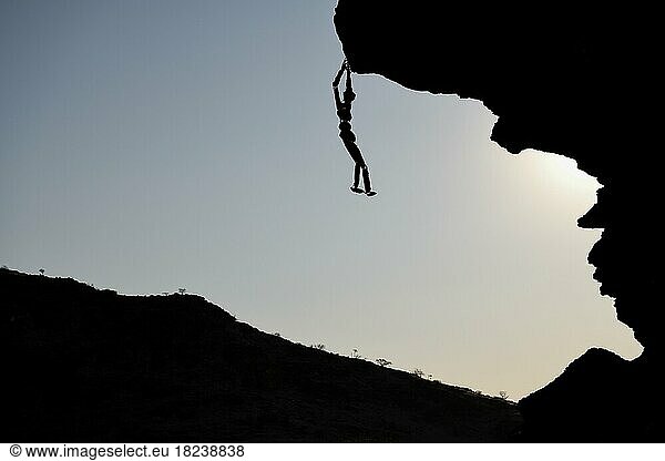 Hängender Steinmann des Künstlers RENN  blaue Stunde  blaue Stunde  Lone Men  bei Sesfontein  Damaraland  Region Kunene  Namibia  Afrika
