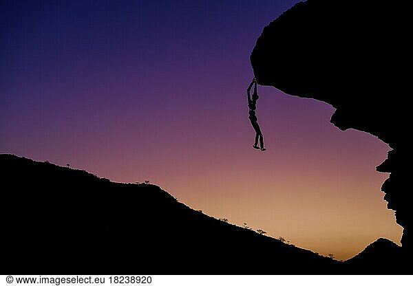 Hängender Steinmann des Künstlers RENN  blaue Stunde  blaue Stunde  Lone Men  bei Sesfontein  Damaraland  Region Kunene  Namibia  Afrika
