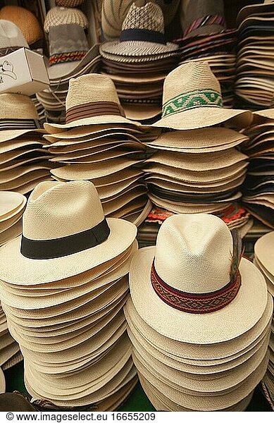 Hüte zum Verkauf auf dem traditionellen Markt im Stadtzentrum  Pisac  Region Cusco  Peru  Südamerika.
