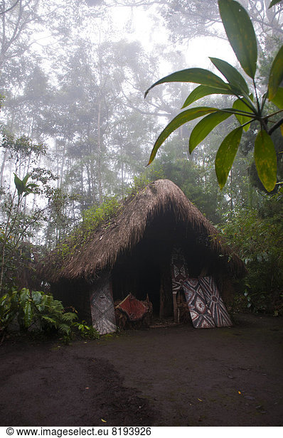 Hütte in einem Stammesdorf
