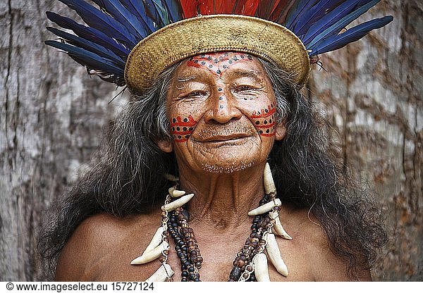 Häuptling Raimundo Kissibi  Porträt  bei Manaus  Amazonas  Brasilien  Südamerika