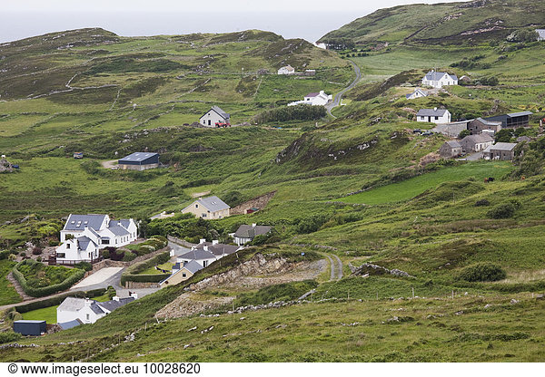 Häuser am grünen Hang  Donegal  Irland