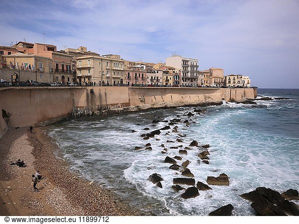 Häuser am Meer Ortygia historisches Zentrum der Stadt Siracusa Syrakus Sizilien Italien Europa