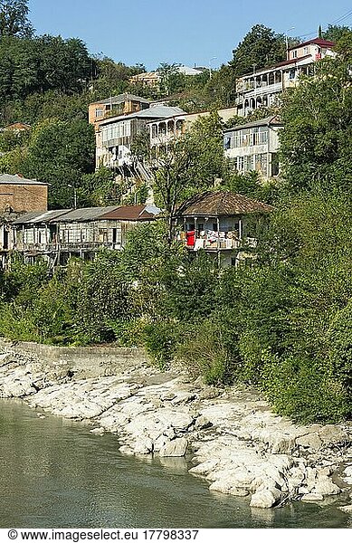 Häuser entlang des Rioni-Flusses  Kutaisi  Region Imereti  Georgien  Kaukasus  Mittlerer Osten  Asien