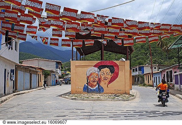 Häuser in der Hauptstraße des Dorfes Chuao im Staat Falcon in Venezuela - Nationalpark Henri Pittier  Venezuela. Der Ort ist von großem touristischem Interesse  da er zusammen mit Tucacas einer der Ausgangspunkte zu den Inseln des Nationalparks Morrocoy ist.
