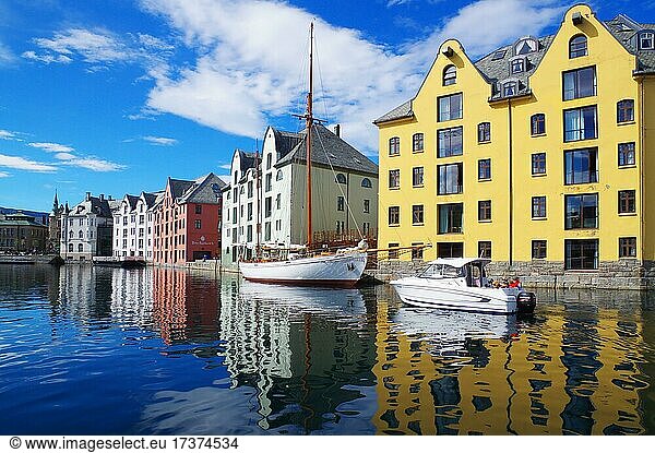 Häuser und Boote  Spiegelung im Wasser  kleiner Hafen  Jugendstil  Alesund  More og Romsdal  Norwegen  Europa