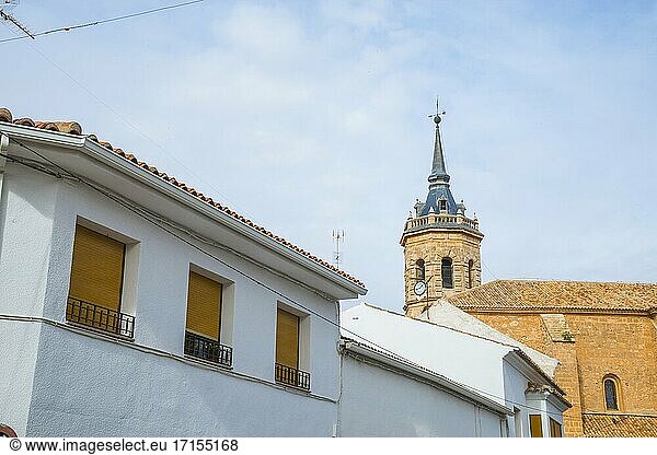 Häuser und Kirche. Tembleque  Provinz Toledo  Kastilien-La Mancha  Spanien.