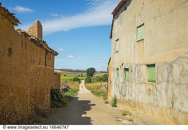 Häuserfassaden in Ruinen und Weg. Aguilera  Provinz Soria  Kastilien-León  Spanien.