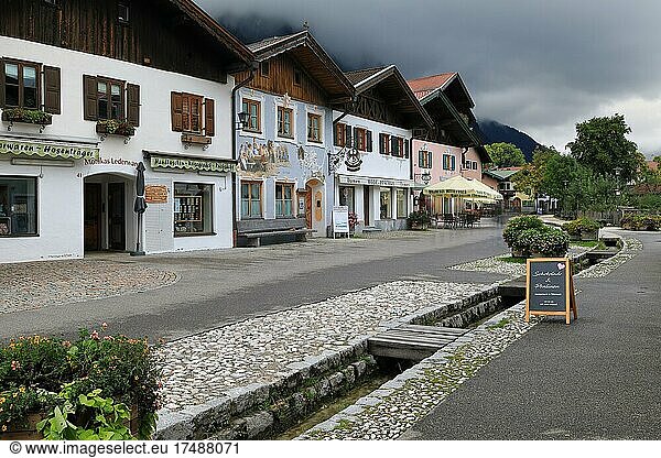 Häuserreihe  Lüftlmalerei  historische Häuser  Wasserlauf  Fußgängerzone  Mittenwald  Oberbayern  Bayern  Deutschland  Europa
