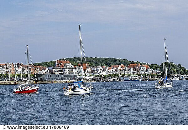 Häuserzeile  Segelboote  Travemünde  Lübeck  Schleswig-Holstein  Deutschland  Europa