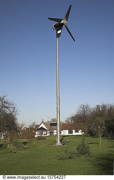 Häusliche Windkraftanlage im Garten eines Hauses in Suffolk  England