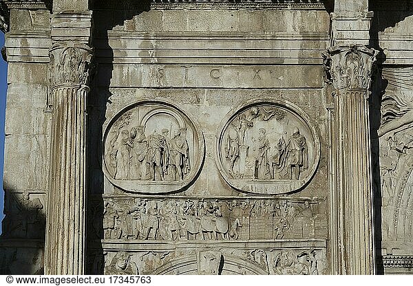 Hadrianische Tondi und konstantinischer Fries am Triumphbogen Arco di Costantino Konstantinsbogen  Rom  Latium  Italien  Europa