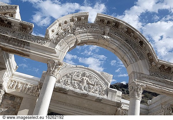 Hadrianstempel. Der Kopf der Medusa ist das berühmteste Stück der Dekoration dieses schönen Tempels  der 118 n. Chr. zu Ehren von Kaiser Hadrian erbaut wurde. Den romerska ruinstaden Efosos. Türkisch.