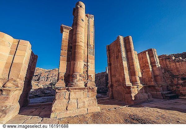 Hadrianstor in der historischen Stadt Petra im Königreich der Nabatäer in Jordanien.