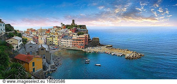 Hafen des Fischerhafens von Vernazza bei Sonnenaufgang  Nationalpark Cinque Terre  Ligurische Riviera  Italien. Ein UNESCO-Weltkulturerbe.