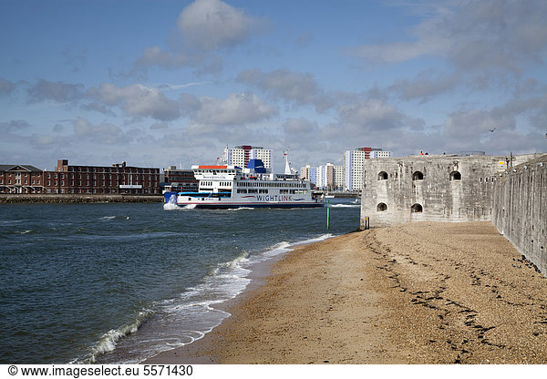 Hafen Europa Auto Großbritannien Nostalgie Fähre Portsmouth England Hampshire verlassen rund