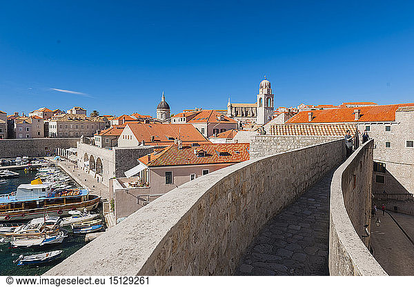 Hafen und Mauern von Dubrovnik  UNESCO-Weltkulturerbe  Dubrovnik  Kroatien  Europa