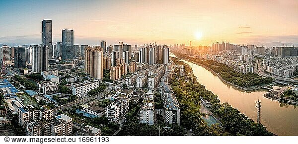 Hafen von Fuzhou und Finanzstraße mit Skyline der Stadt