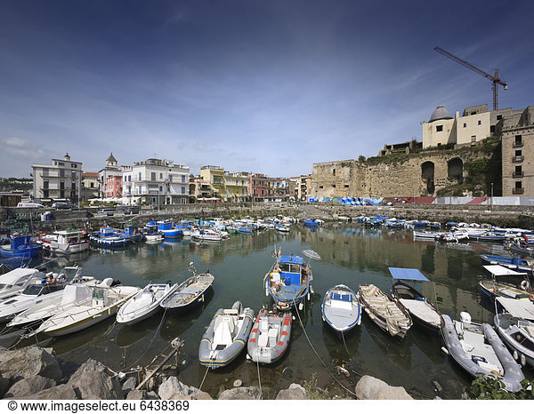 Hafen von Pozzuoli  Kampanien  Süditalien  Italien  Europa  ÖffentlicherGrund