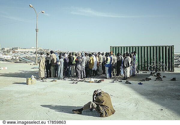 Hafenarbeiter beim Abendgebet  Port de Pêche Traditionelle  Nouadhibou  Mauretanien  Afrika