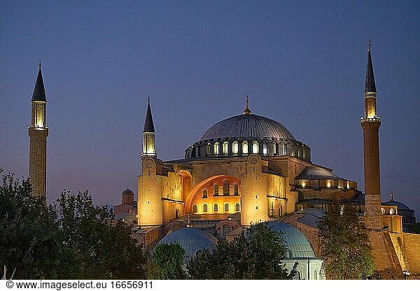 Hagia Sophia Kirche/Moschee in Istanbul bei Nacht.
