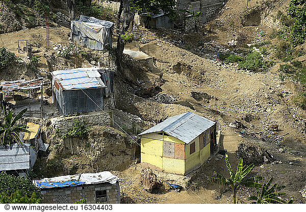 Haiti  Port-au-Prince  Nach dem Erdbeben 2012 eingestürzte Hütten