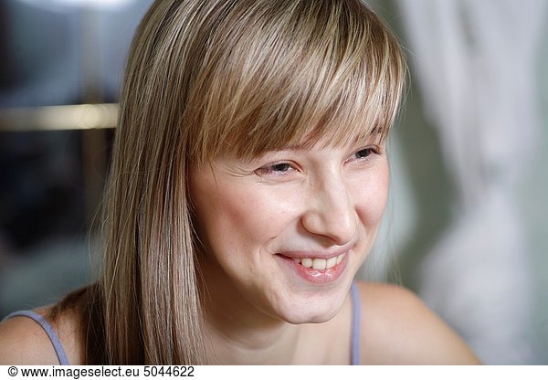 Halbportrait  Innenaufnahme  blond  Europäer  Frau  lächeln  hoch  oben  hübsch