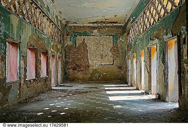 Halle eines verfallenes Arkadengebäudes  Eleousa  Lost Place  Rhodos  Griechenland  Europa