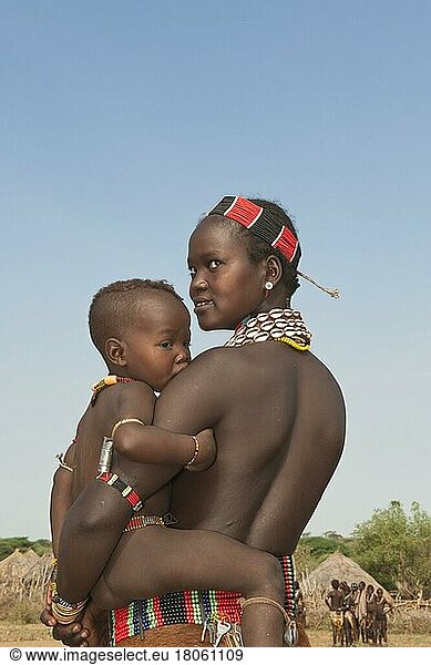 Hamar-Frau mit Baby  Halskette aus Kaurimuscheln und bunten Perlen  Omo-Tal  Südäthiopien  Hamar