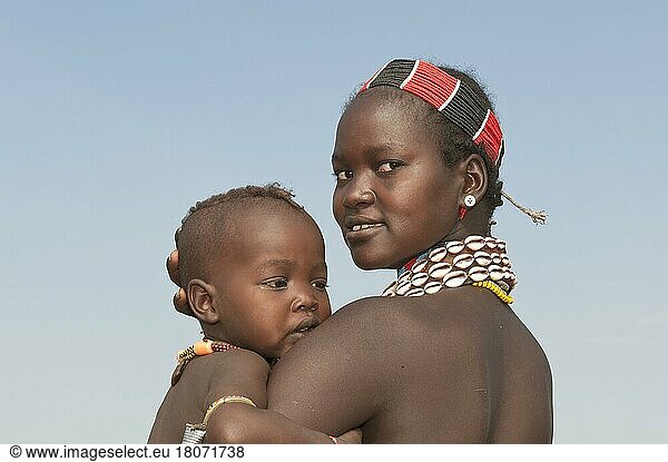 Hamar-Frau mit Baby  Halskette aus Kaurimuscheln und bunten Perlen  Omo-Tal  Südäthiopien  Hamar