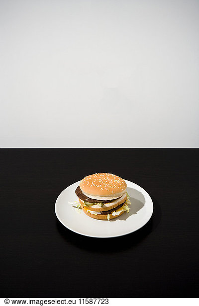 Hamburger auf Teller