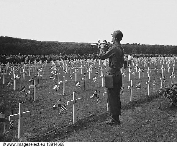 Hamm  Luxemburg: 30. Mai 1946 Ein US-Soldat spielt auf dem Amerikanischen Friedhof in Luxemburg während einer Gedenkfeier zu Ehren der amerikanischen Soldaten  die im Zweiten Weltkrieg ihr Leben gelassen haben  einen Zapfenstreich.