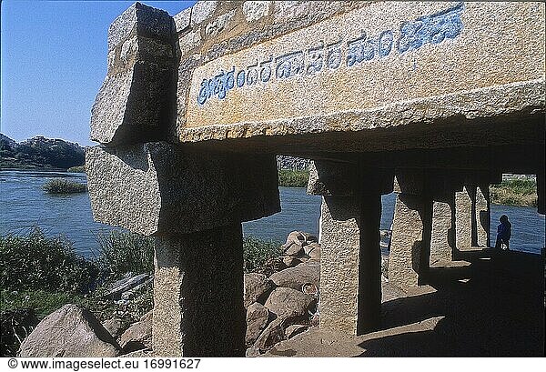Hampi  sein Erbe  das Zentrum der gleichnamigen Hauptstadt des Hindu-Reiches Vijayanagara im 14. Jahrhundert. Indien 2005.