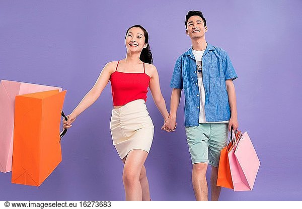 Hand in Hand einkaufen junger Partner