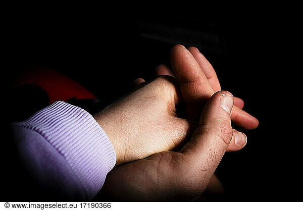 Hand in Hand mit gegenseitiger Fürsorge