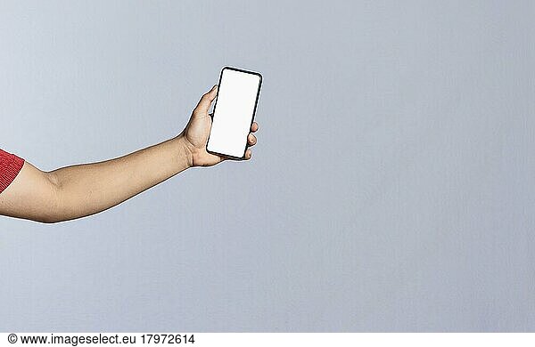 Hand mit Handy isoliert  Hand zeigt Handy isoliert  eine Hand zeigt Handy-Bildschirm isoliert