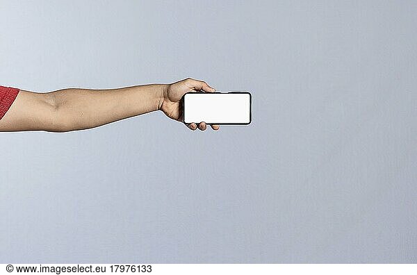 Hand mit Handy isoliert  Hand zeigt Handy isoliert  eine Hand zeigt Handy-Bildschirm isoliert