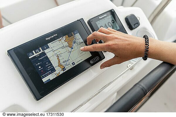 Hand nutzt den Bordcomputer eines Segelboots  Navigation  Dodekanes  Griechenland  Europa