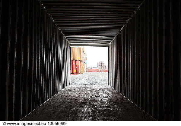 Handelsdock durch Frachtcontainer gesehen