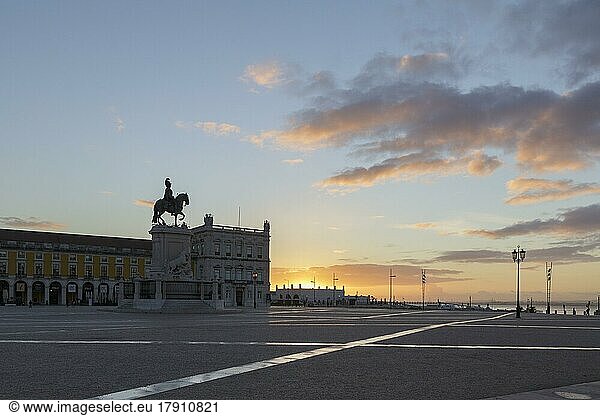 Handelsplatz  Praca do Comercio  bei Sonnenaufgang  Lissabon  Portugal  Europa