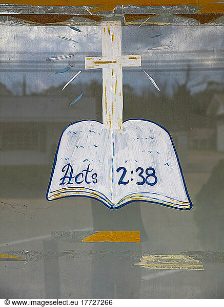 Handgemalte Bibel und Kreuz  ein religiöses Zeichen auf einem Glasfenster.
