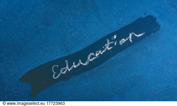 Handgeschriebenes Wort EDUCATION mit weißer Kreide auf schwarzer Tafel