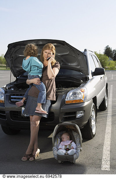 Handy  benutzen  Auto  Ärger  Gespräch  Gespräche  Unterhaltung  Unterhaltungen  Mutter - Mensch  Hilfe