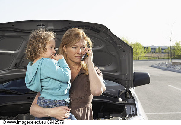 Handy  benutzen  Auto  Ärger  Gespräch  Gespräche  Unterhaltung  Unterhaltungen  Tochter  Mutter - Mensch  Hilfe