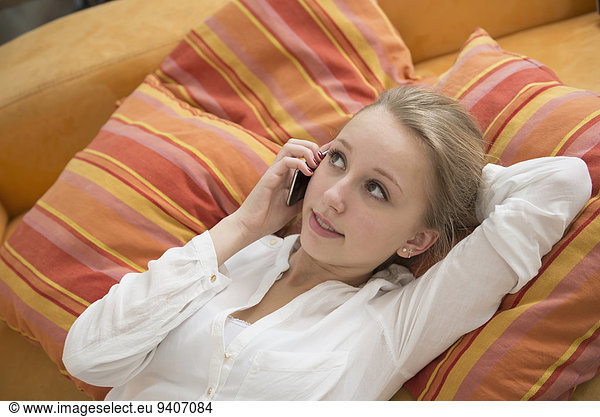 Handy liegend liegen liegt liegendes liegender liegende daliegen Jugendlicher sprechen Mädchen
