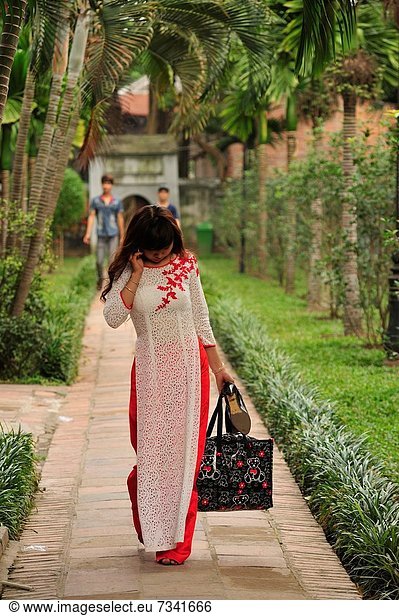 Hanoi  Hauptstadt  Kleidung  Kleid  Literatur  Vietnam  vietnamesisch
