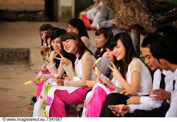 Hanoi  Hauptstadt  Kleidung  Schulabschluß  Kleid  Literatur  Vietnam  vietnamesisch