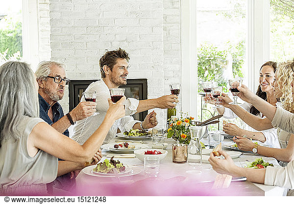 HapÃ¼py Familie feiert gemeinsam  klingende Gläser